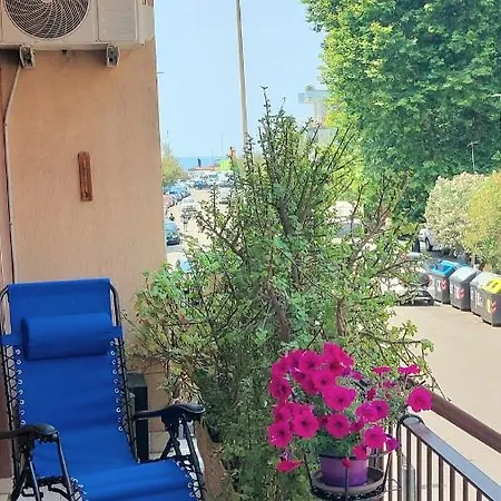 Whole Flat Close Beach Breakfast Kitchen Air Conditioning Laundry Shuttle Airport Wi-fi Car Parking Netflix Balconies Check In 24h & Metro To Rome Apartament Lido di Ostia