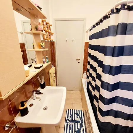 Whole Flat Close Breakfast Kitchen Air Conditioning Laundry Shuttle Airport Wi-fi Car Parking Netflix Balconies Check In 24h & Metro To Rome דירה *
