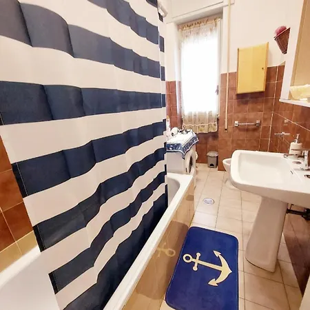 דירה Whole Flat Close Breakfast Kitchen Air Conditioning Laundry Shuttle Airport Wi-fi Car Parking Netflix Balconies Check In 24h & Metro To Rome לידו די אוסטיה